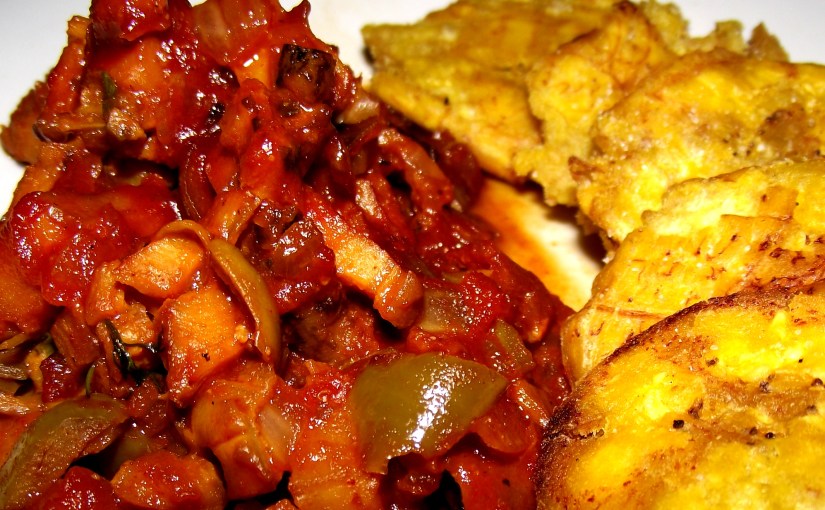 Lambí guisado con tostones&nbsp;verdes
