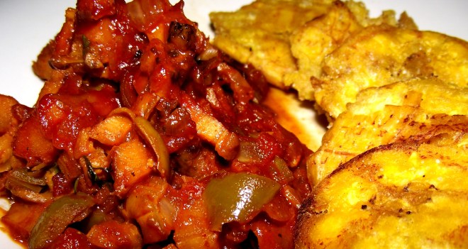 Lambí guisado con tostones
