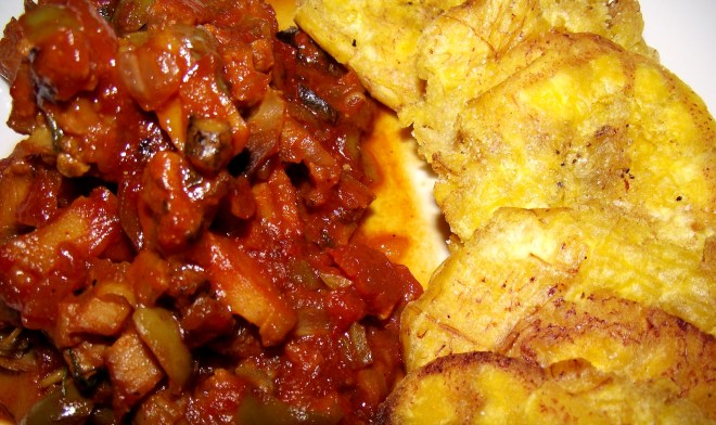 Lambí guisado con tostones