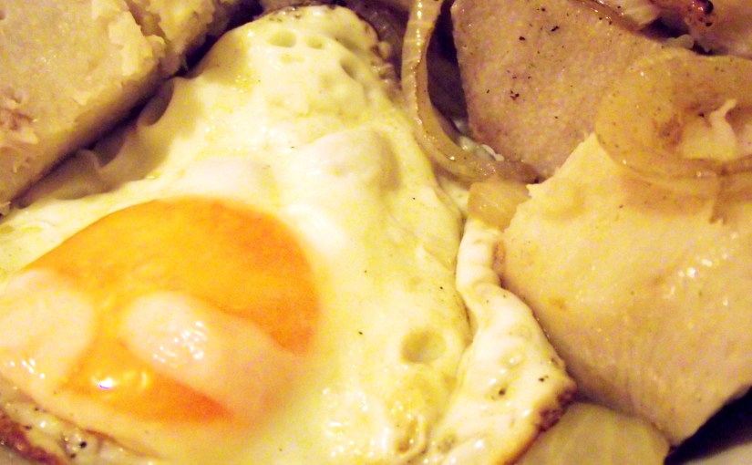 ¡Huevos fritos con ñame y&nbsp;cebollitas!