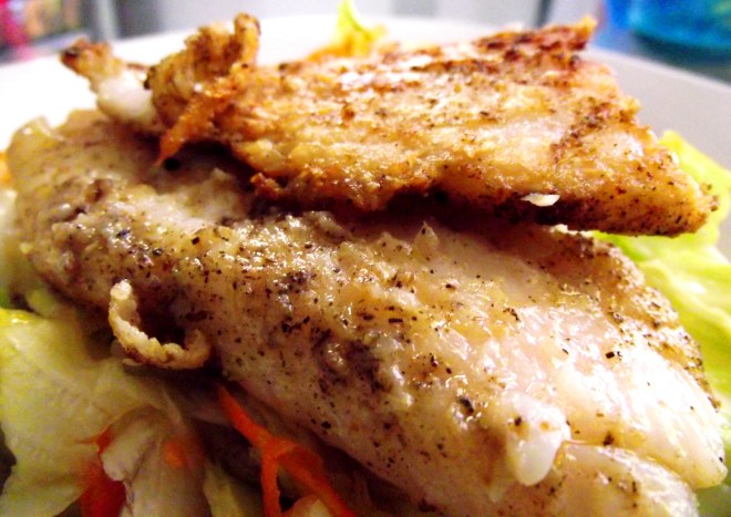 Filete de pescado y ensalada verde