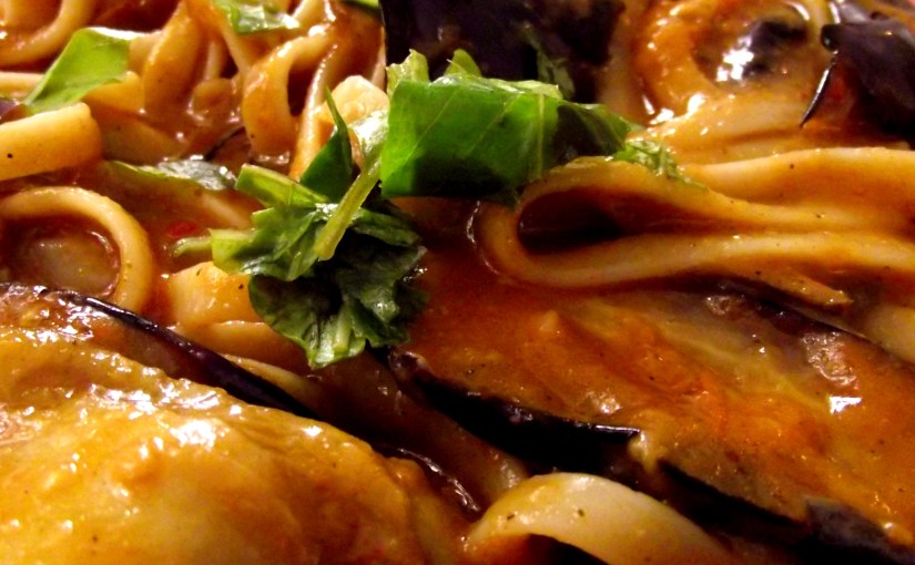 Pasta a la criolla con torrejas de&nbsp;berenjenas