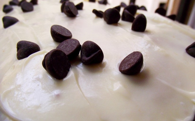 Bizcocho de guineo y besitos de&nbsp;chocolate