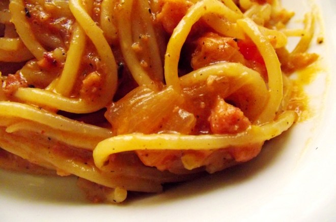 espaguetis a la criolla en salsa roja de chorizo y longaniza