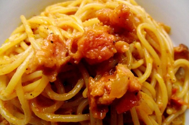 espaguetis a la criolla en salsa roja de chorizo y longaniza