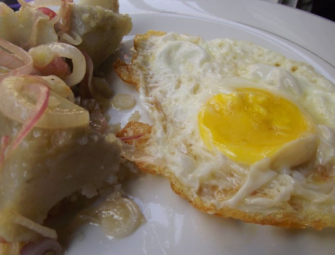huevo frito con batata y cebollitas