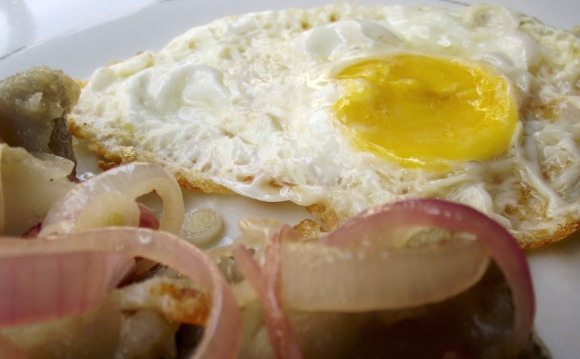 Batata con huevo y cebollitas… desayunos dominicanos…