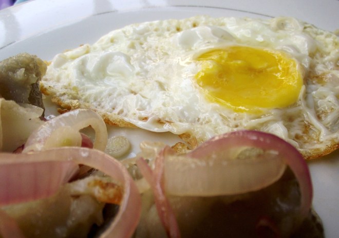 huevo frito con batata y cebollitas