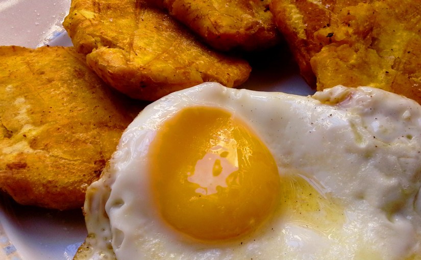 Tostones con huevo frito… desayunos dominicanos…