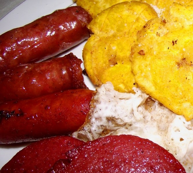 salami con tostones y longaniza