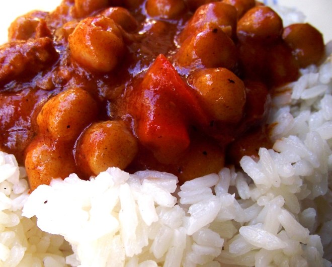 garbanzos boricuas en cama de arroz blanco