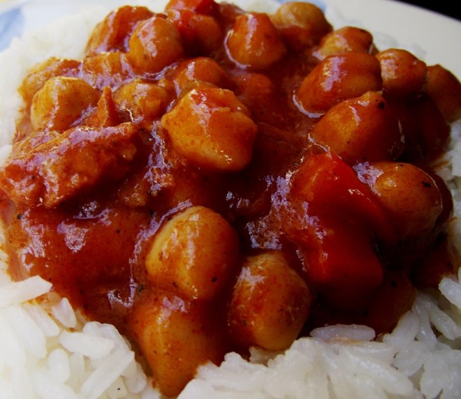 garbanzos boricuas en cama de arroz blanco