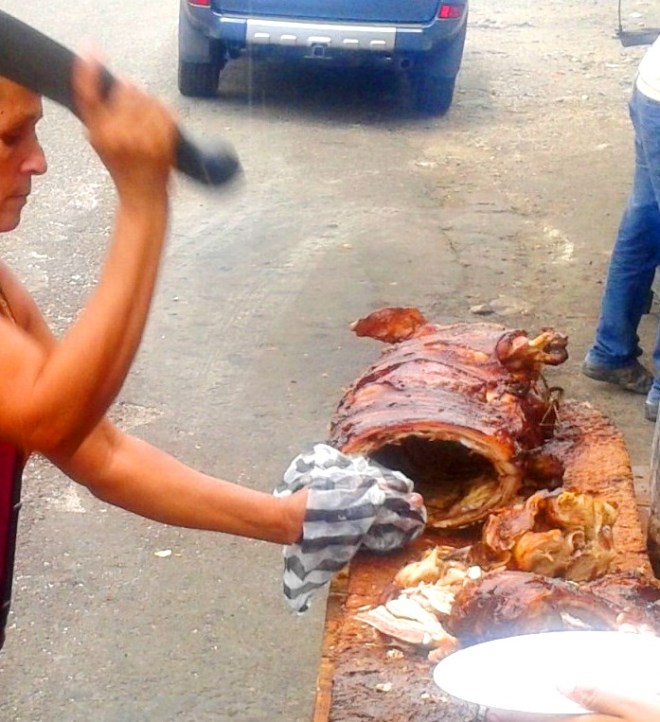 Cerdo asado dominicano Cruce de Controba, La Vega, República Dominicana