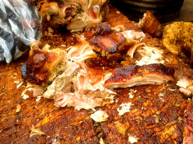 Cerdo asado dominicano. La mesa de corte. Cruce de Controba, La Vega, República Dominicana