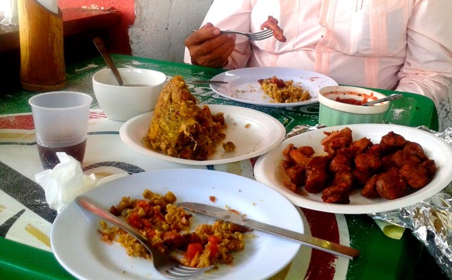 Mofongo, caldo de pollo y pico de gallo