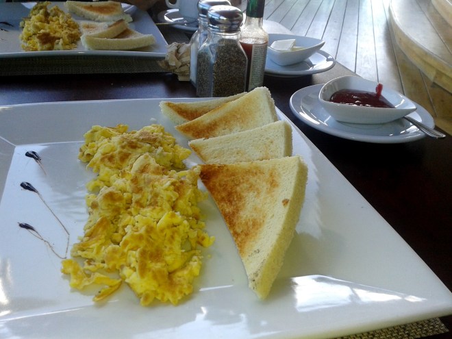 huevo revuelto y tostadas, mantequilla y mermelada de fresa