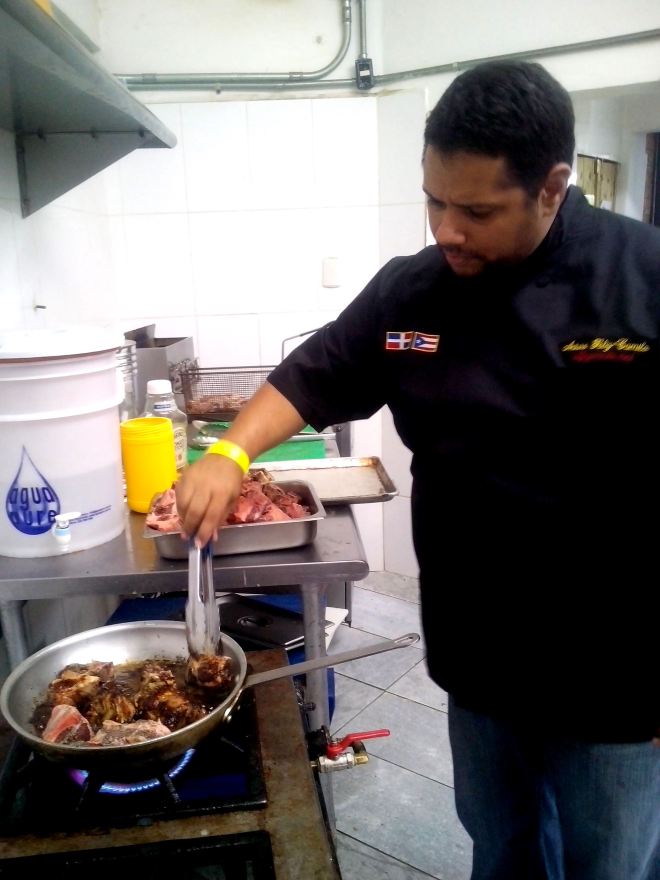 En la cocina, iniciando el sellado de la carne
