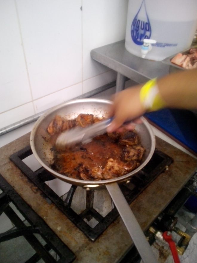 En la cocina, iniciando el sellado de la carne