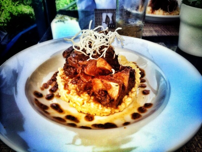 rabo encendio sobre cama de chenchen