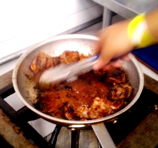 En la cocina, iniciando el sellado de la carne