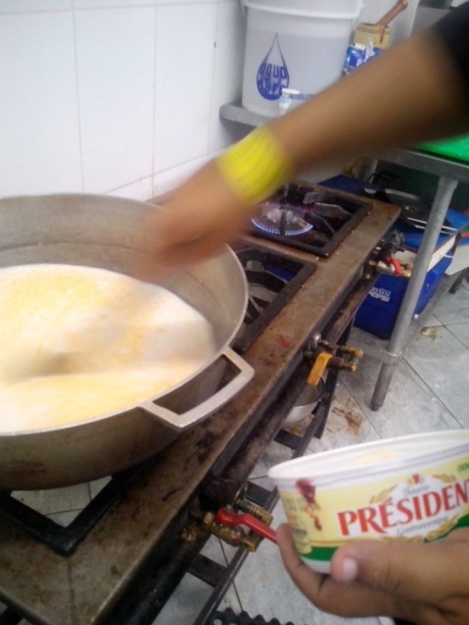 preparando el chenchen - agregando leche