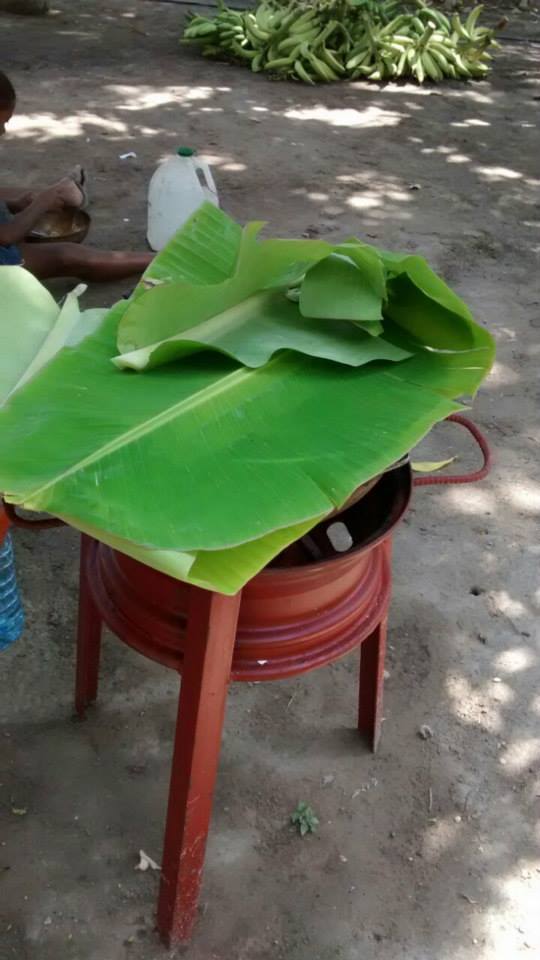 Tapando con hojas de platano