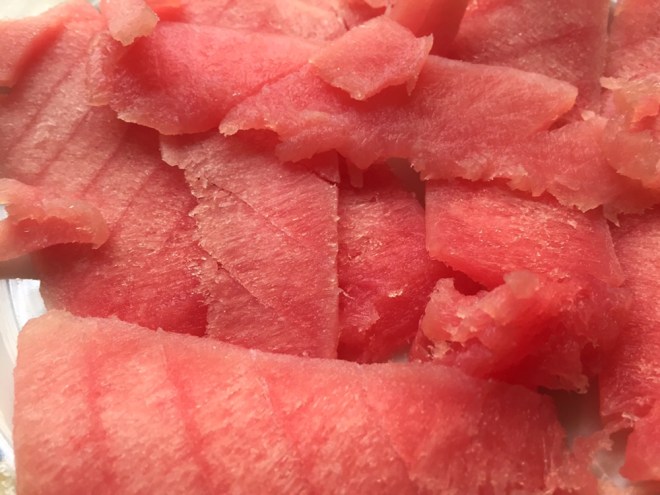 atún cortado en rodajas