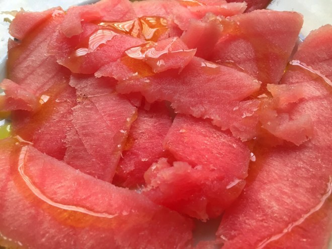 atun cortado en rodajas y aceite de oliva
