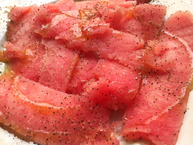 atun cortado en rodajas, sal y pimienta, aceite de oliva