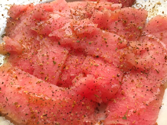 atun cortado en rodajas, finas hierbas, aceite de oliva, sriracha