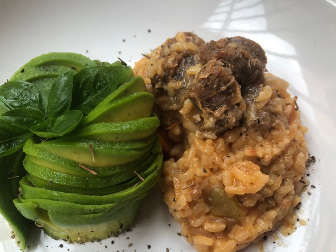 Asopao de Longaniza y rosa de aguacate y albahaca