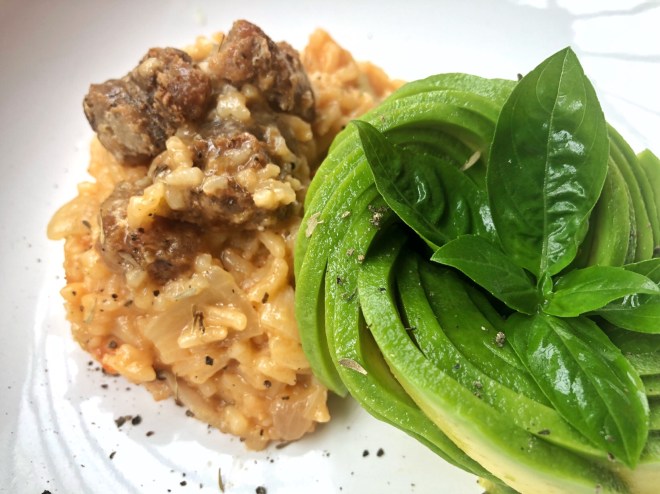 Asopao de Longaniza y rosa de aguacate y albahaca