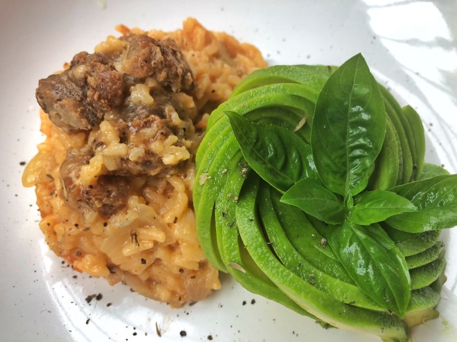 Asopao de Longaniza y rosa de aguacate y albahaca