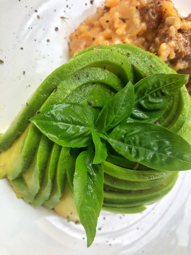 Rosa de aguacate y albahaca