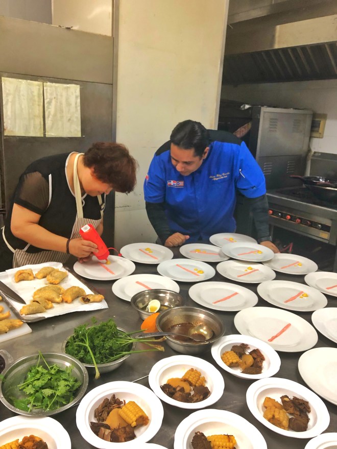 Chef Zobeira Yamiris Gil da explicaciones al publico