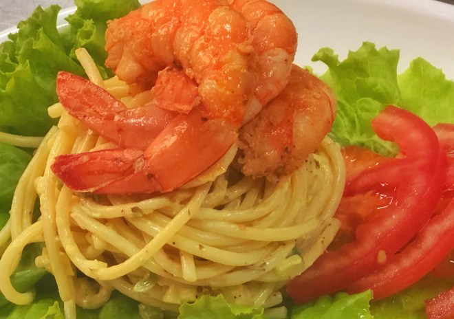 Ensalada fría de pasta cremosa y camarones