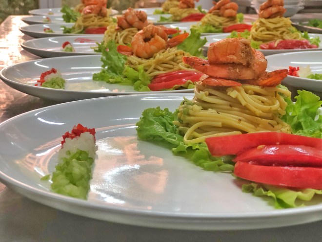 Ensalada fria de pasta cremosa y camarones