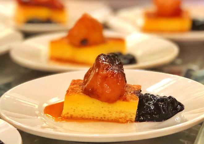 Flan de coco y ron, con manzanas glaseadas y blueberry compote
