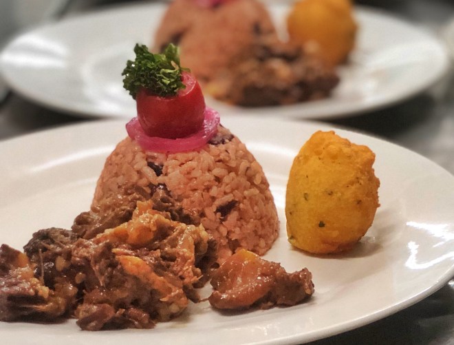 Rabo encendío, moro de habichuelas, arepitas de maíz