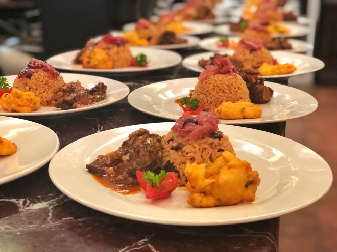 Rabo encendió con moro de habichuelas y arepitas de maíz