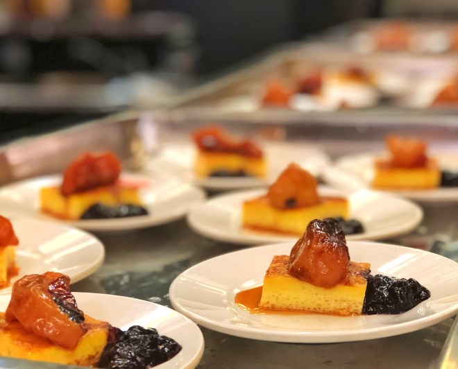 Flan de coco y ron, con manzanas glaseadas y blueberry compote