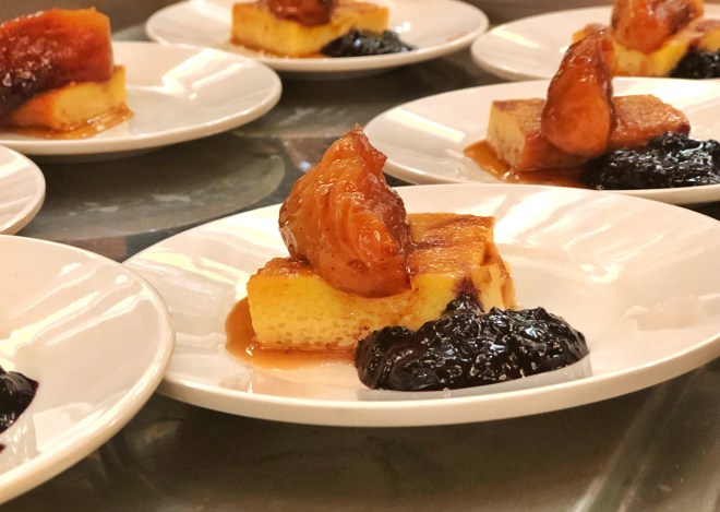 Flan de coco y ron, con manzanas glaseadas y blueberry compote
