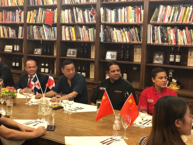 Embajador Briunny Garabito y Arturo Feliz-Camilo en la décimo-tercera cena acompañados del Sr. Wang