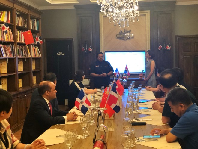 Chef Arturo Feliz-Camilo en la décimo-tercera cena explica el plato