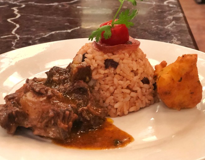 Moro de habichuelas rojas con coco, rabo encendío y arepitas de maíz con cebollas caramelizadas