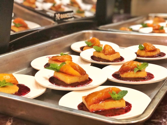 Flan de coco y ron, con melotones glaseados y reducción de pitajaya