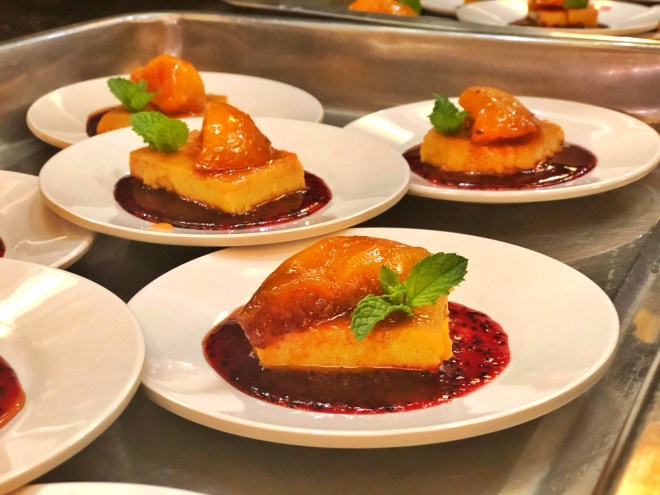 Flan de coco y ron, con melotones glaseados y reducción de pitajaya