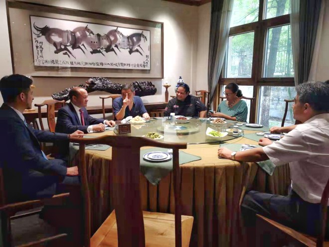 Embajador Briunny Garabito y Arturo Feliz-Camilo reunidos con el Sr. Wang