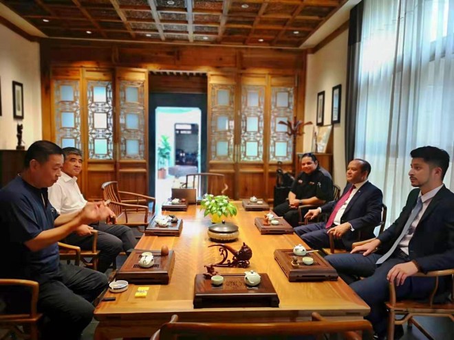 Embajador Briunny Garabito y Arturo Feliz-Camilo reunidos con el Sr. Wang