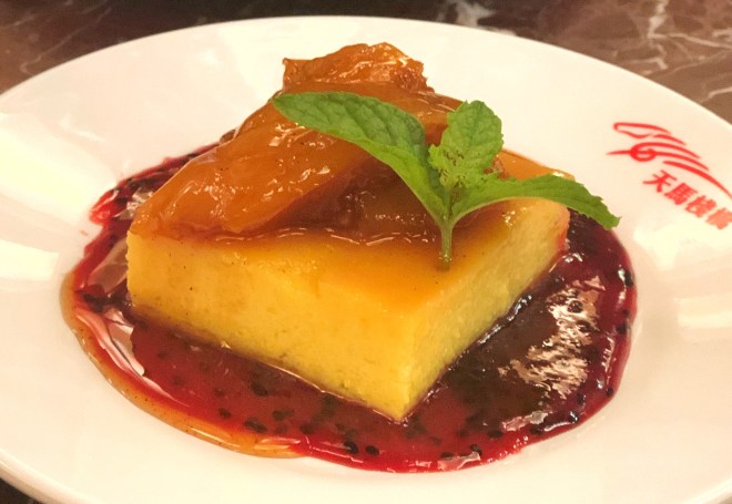 Flan de coco y ron, con melotones glaseados y reducción de pitajaya